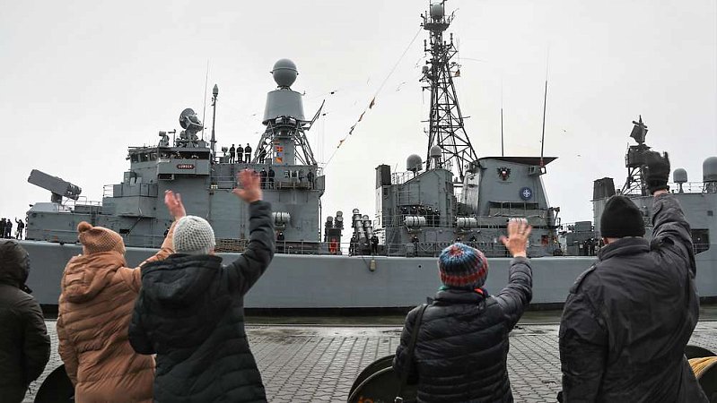 Фрегат "Любек" покидает базу